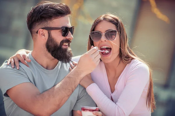 幸せな若いカップル屋外楽しんで アイスクリームを食べる — ストック写真