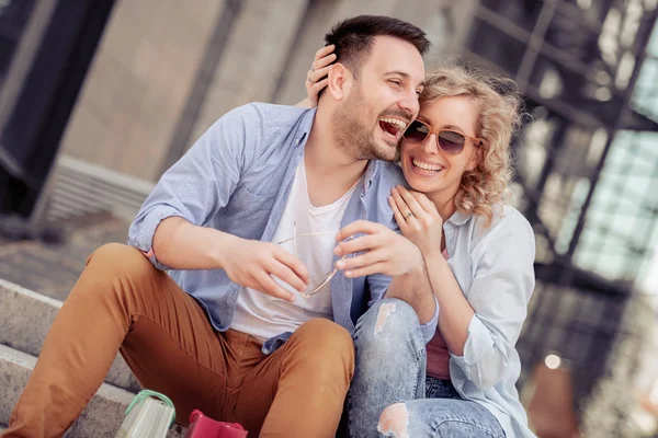 Belo Casal Gostando Fazer Compras Juntos Cidade — Fotografia de Stock