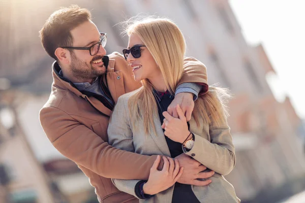 Gelukkig Jong Paar Hebben Plezier Buiten Glimlachen — Stockfoto