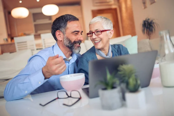 Pareja Desayunando Mientras Usa Portátil Sala Estar Casa — Foto de Stock