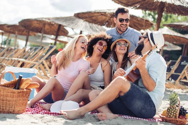 Grupo Amigos Con Guitarra Divirtiéndose Playa — Foto de Stock