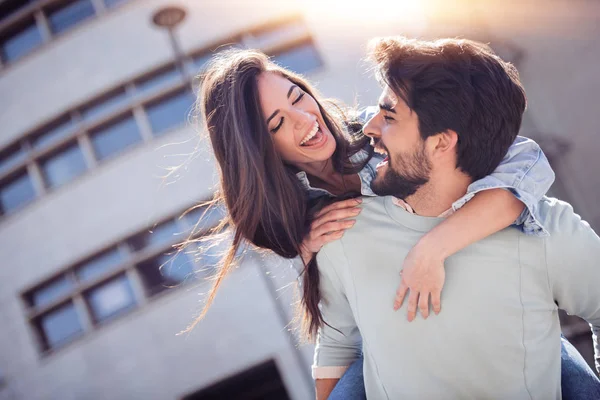 Retrato Hermosa Pareja Joven Enamorada Ciudad — Foto de Stock