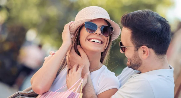 Retrato Casal Com Sacos Compras Cidade — Fotografia de Stock