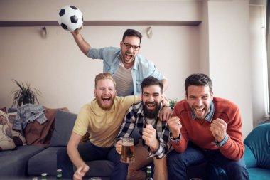 Bira ile oturma odasında duygusal izlerken oyun futbol fanlar.