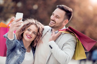 Mutlu çift alışveriş yaptıktan sonra selfie çekiyor..