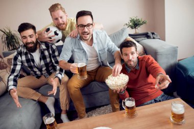 Friendswatching futbol oyun televizyon ve kutlama hedef grup.