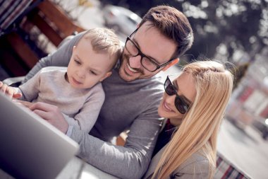 Mutlu anne ile küçük oğulları açık havada Cafe.