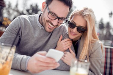 Genç sevgili çift selfie şehir kafede yapma.