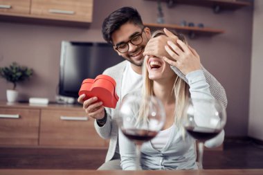 Adam hediye kadın evde romantik toplantı sırasında sunan..