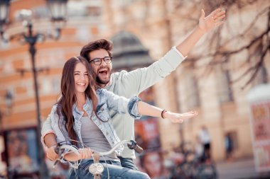 Yaz Bisiklete binmek zevk. Genç çift şehirde bisiklet sürme.