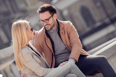 Mutlu genç çift dışarıda eğleniyor ve gülümsüyor..