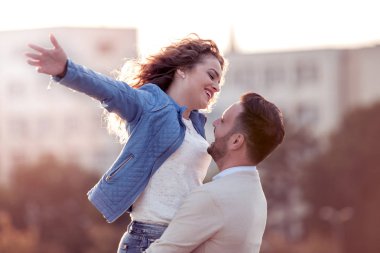 Yakışıklı adam Bakımı şehirdeki gülümseyen kız.