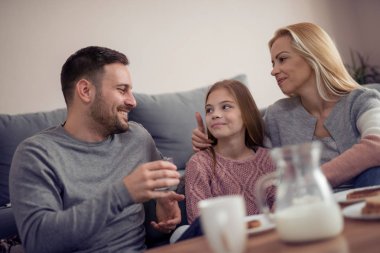 Sabahları kahvaltı evlerinde birlikte sahip üç aile.