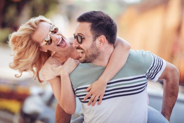 Çift eğleniyor. Şehirde kadın atçılık veren adam.