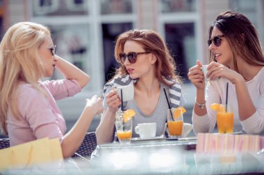 Kahve dükkanında harika zamandı arkadaşlar.