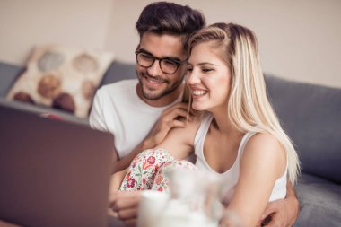 Evde Kahvaltı, sarılma ve bir dizüstü bilgisayar üzerinde çalışan bir çift.