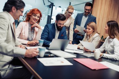 Grup birlikte toplantı olan iş adamları. Kişi, iş, office ve ekip çalışması kavramı.