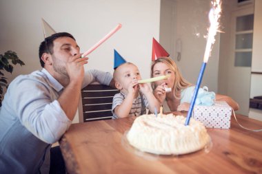  çocuk doğum günü pastası partide mum dışarı darbeler