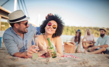 Mutlu genç çift sahilde yaz tatile tadını çıkarıyor.