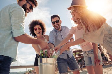 Ve sahilde dans eğlenceli sahip arkadaş grubu.