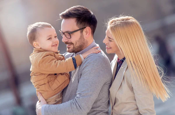 Glad Ung Familj Stad Gata Roligt — Stockfoto