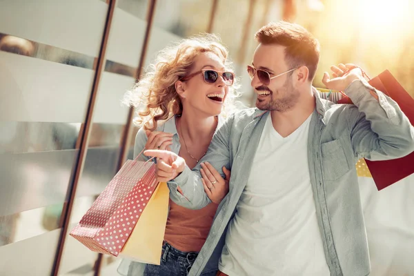 Retrato Una Pareja Con Bolsas Compras Ciudad Concepto Personas Venta — Foto de Stock