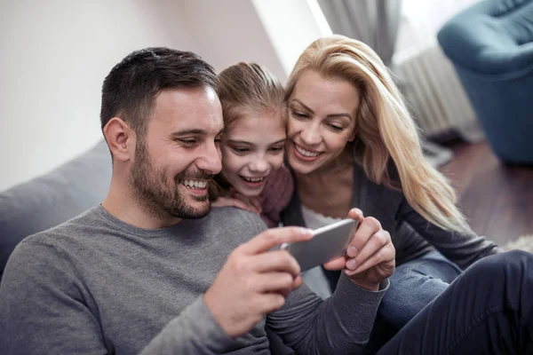 Família Feliz Tirando Selfie Com Telefone Casa — Fotografia de Stock