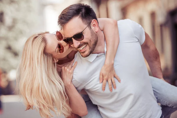 Feliz Jovem Casal Divertindo Livre Sorrindo — Fotografia de Stock