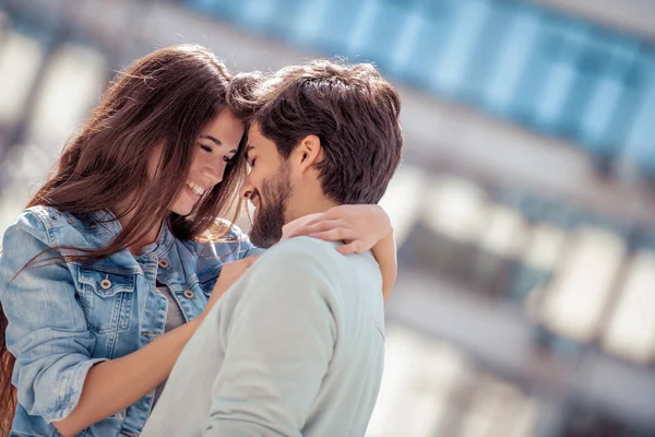 Feliz Joven Pareja Abrazando Riendo Aire Libre — Foto de Stock