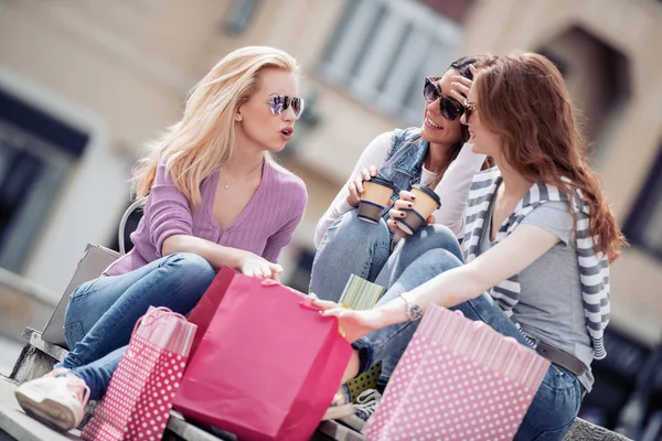 Счастливые Друзья Ходят Магазинам Три Красивые Молодые Женщины Наслаждаются Покупками — стоковое фото