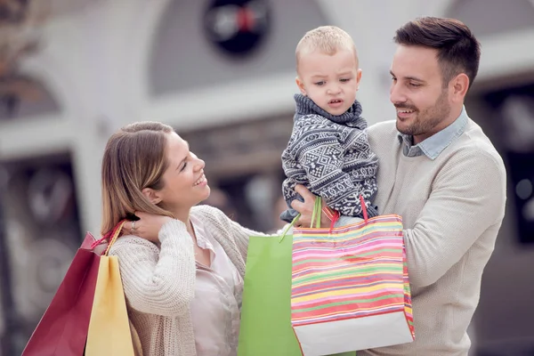 Lycklig Familj Med Lilla Son Och Kassar City Försäljning Konsumism — Stockfoto