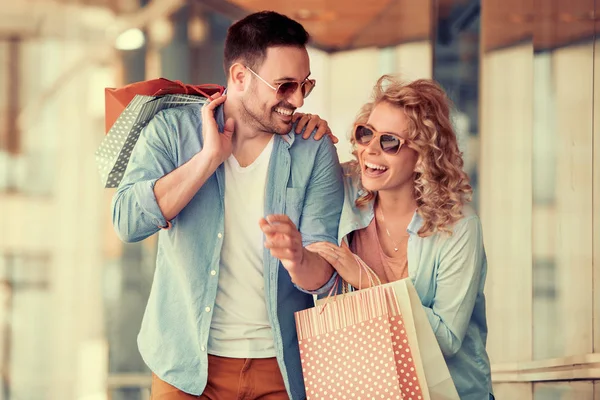 一对夫妇在城市里带购物袋的画像 爱情和幸福的概念 — 图库照片