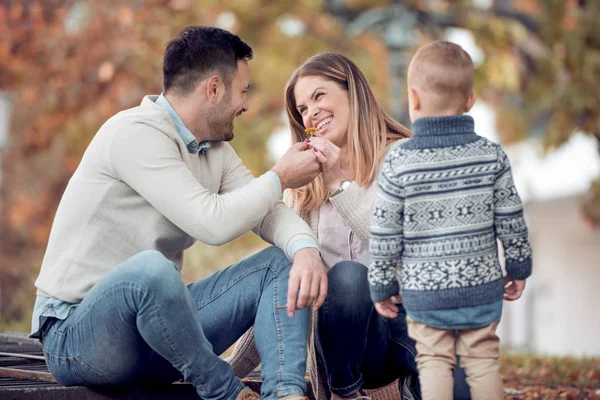 Föräldrar Med Son Vandrar Stadsparken Lyckliga Tillsammans — Stockfoto