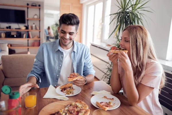 Liebespaar Isst Gemeinsam Leckere Pizza Küche — Stockfoto