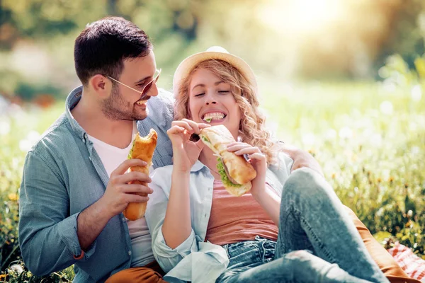 Casal Feliz Piquenique Sorrindo Para Outro Dia Ensolarado Pessoas Amor — Fotografia de Stock