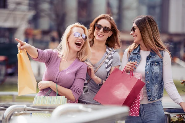 幸せな友人のショッピングします つの美しい若い女性を街で買い物を楽しんで — ストック写真