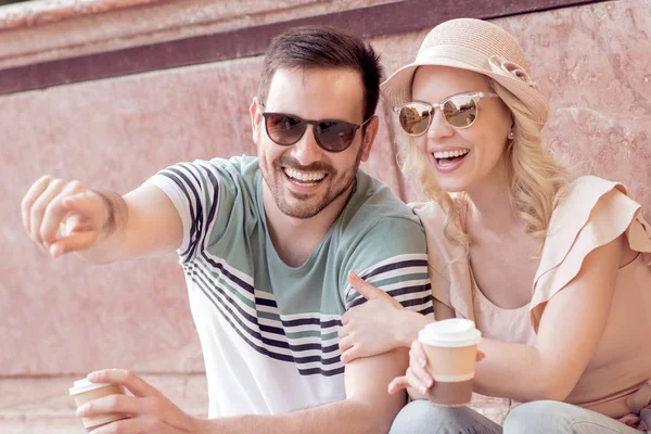 Glückliches Touristenpaar Urlaub Auf Dem Stadtplatz Neben Dem Brunnen — Stockfoto