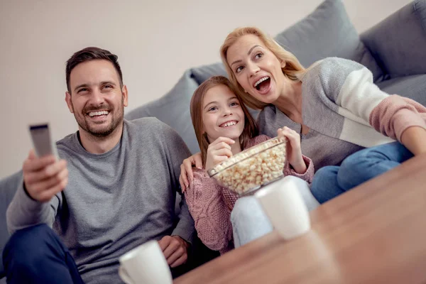 Ung Familj Titta Tillsammans Hemma Och Att Roligt Tillsammans — Stockfoto