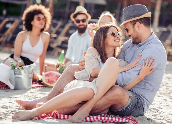 Grupo Amigos Sombreros Gafas Sol Beber Divertirse Playa —  Fotos de Stock