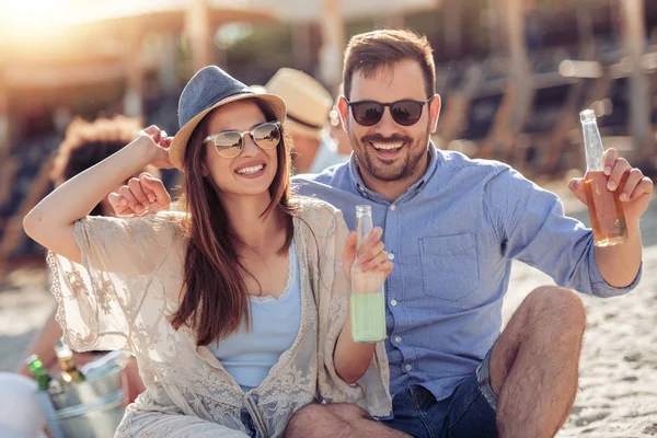 Pareja Joven Feliz Playa Que Están Disfrutando Las Vacaciones Verano — Foto de Stock