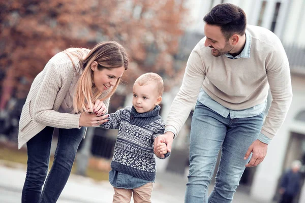 Glad Ung Familj Spendera Tid Tillsammans Utanför Vandrar Genom Staden — Stockfoto