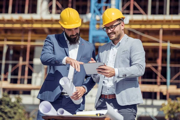 Üzleti Épület Csapatmunka Technológia Emberek Koncepció Mosolygó Építészek Tábla Hardhats — Stock Fotó