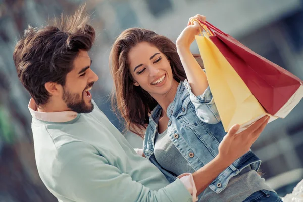 Retrato Una Pareja Con Bolsas Compras Ciudad Concepto Personas Venta — Foto de Stock