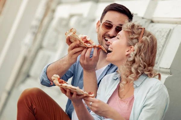 Pareja Comiendo Pizza Snack Aire Libre —  Fotos de Stock