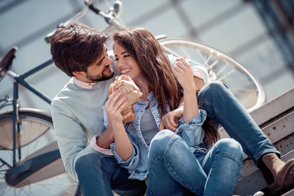 Pareja Joven Comiendo Sándwiches Aire Libre — Foto de Stock