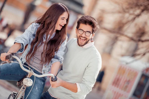 Disfrutando Del Paseo Bicicleta Verano Joven Pareja Alegre Montar Bicicleta — Foto de Stock