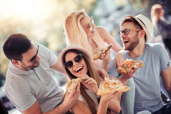 Närbild Fyra Glada Ungdomar Som Äter Pizza Njuter Tillsammans — Stockfoto