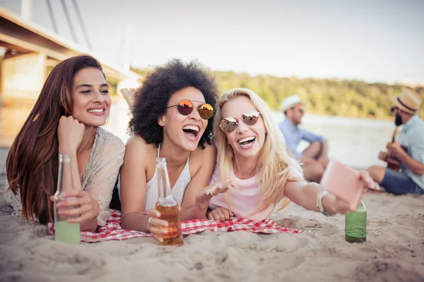 Grupo Jóvenes Amigas Divirtiéndose Playa — Foto de Stock