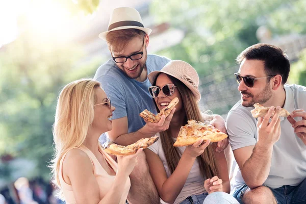 Närbild Fyra Glada Ungdomar Som Äter Pizza Njuter Tillsammans — Stockfoto