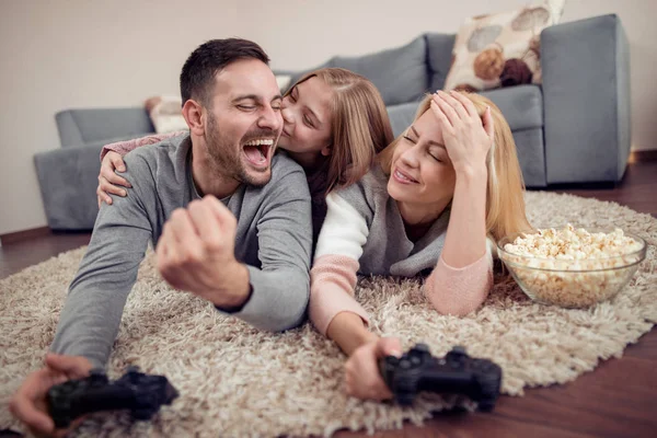 Video Oyunları Birlikte Oturma Odasında Oynayan Oyuncu Ailesi — Stok fotoğraf